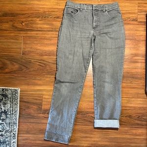 Like New Gloria Vanderbilt “Amanda” Grey Jeans. Sz 6